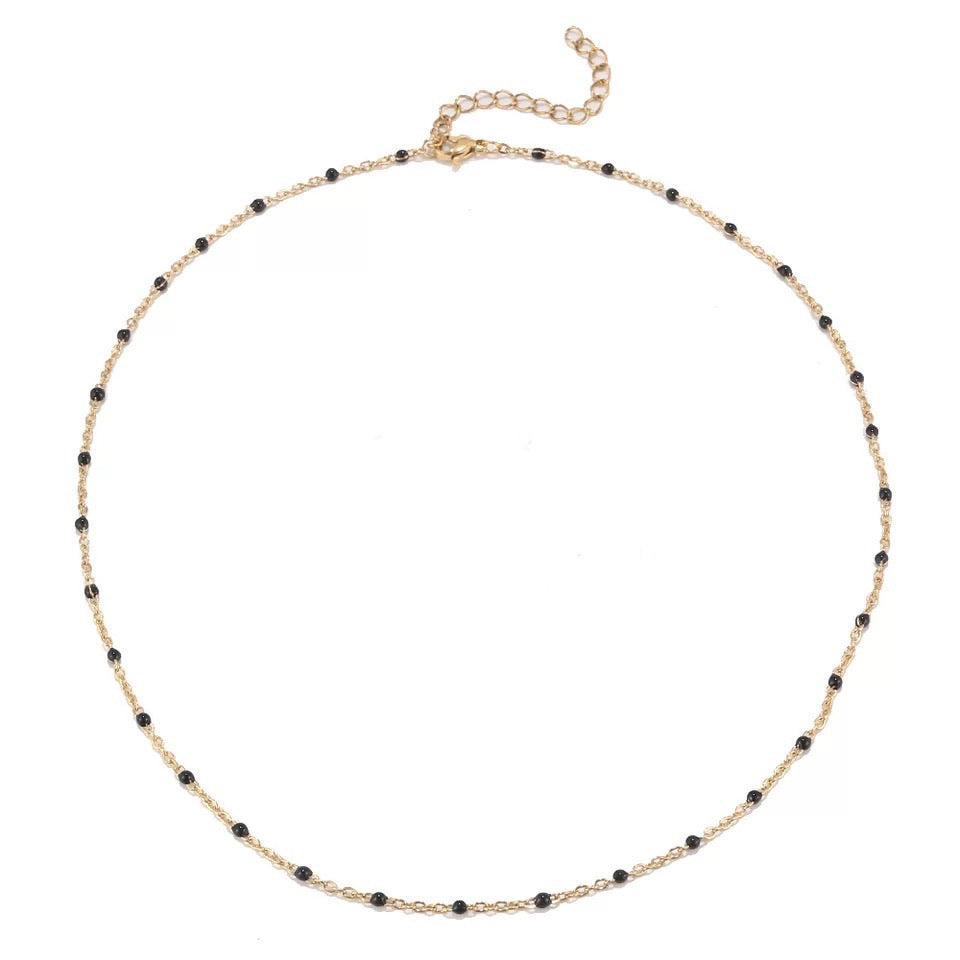 Collier doré et perles noires